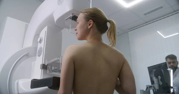 Adult Woman Stands Topless Undergoing Mammography Scanning Checkup Clinic Radiology — Stock Photo, Image
