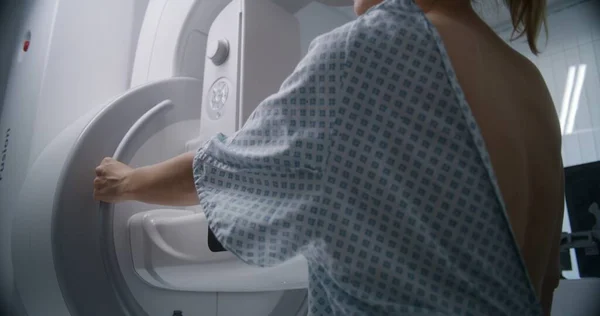 Sjukhusets Röntgenrum Kaukasiska Vuxna Kvinna Står Mammografi Screening Diagnostik Kliniken — Stockfoto
