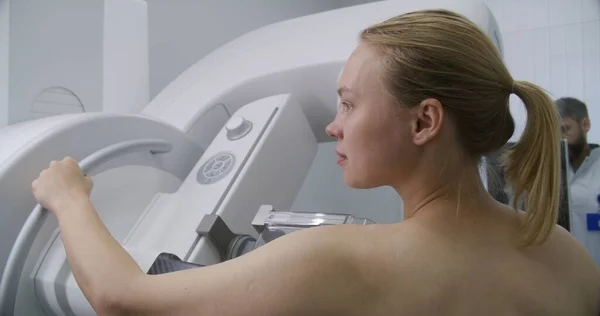 Mulher Adulta Está Topless Submetido Exame Mamografia Check Sala Radiologia — Fotografia de Stock