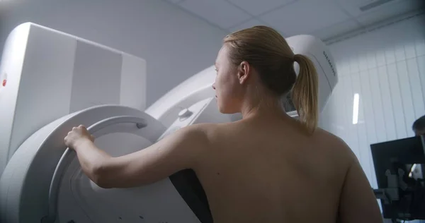Dospělá Žena Nahoře Bez Podstupuje Vyšetření Mamografií Klinice Radiologie Mužský — Stock fotografie