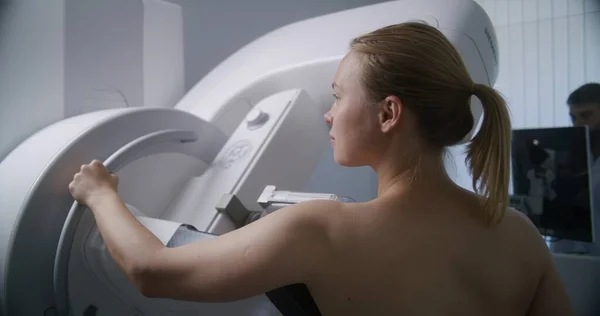 Adult Woman Stands Topless Undergoing Mammography Scanning Checkup Clinic Radiology — Stock Photo, Image