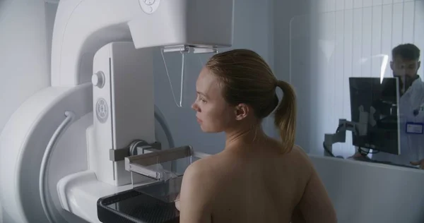 Glad Vit Kvinna Står Topless Kliniken Radiologi Rum Kvinnlig Patient — Stockfoto