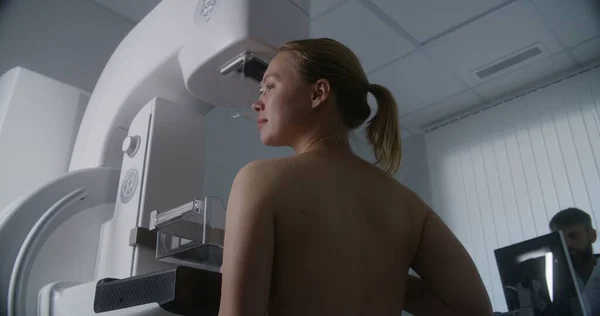 Dospělá Žena Nahoře Bez Podstupuje Mamografickou Screeningovou Prohlídku Klinice Radiologie — Stock fotografie