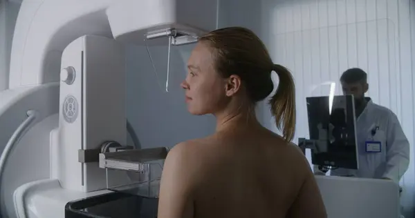 Dospělá Žena Nahoře Bez Podstupuje Mamografickou Screeningovou Prohlídku Klinice Radiologie — Stock fotografie