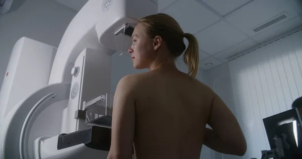 Adult Woman Stands Topless Undergoing Mammography Screening Checkup Clinic Radiology — Stock Photo, Image