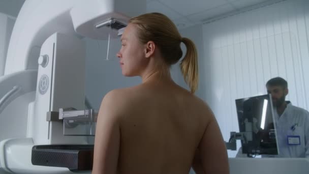 Volwassen Vrouw Staat Topless Ondergaan Mammografie Scannen Diagnostische Ziekenhuis Radiologie — Stockvideo