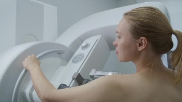 Zaporizhya Ukraine 2023年6月30日 白人成年女性赤身裸体站在医院放射科病房 使用乳房X光透视机进行乳房X光透视检查的女性病人 — 图库视频影像