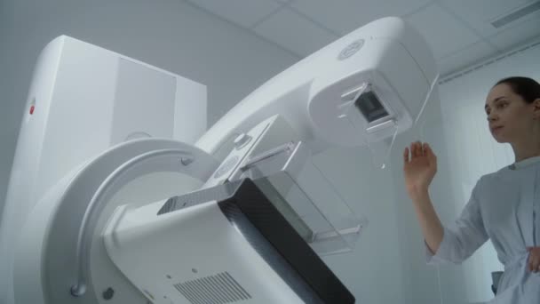 Szpitalna Sala Radiologiczna Profesjonalna Lekarka Dostosowuje Cyfrową Maszynę Mammografii Przed — Wideo stockowe