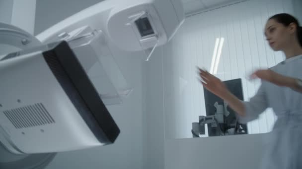 医院放射科病房专业女医生使用计算机 然后在乳房X线照相检查前对数字乳房X线照相机进行调整 乳腺癌的预防 现代诊所设备 — 图库视频影像