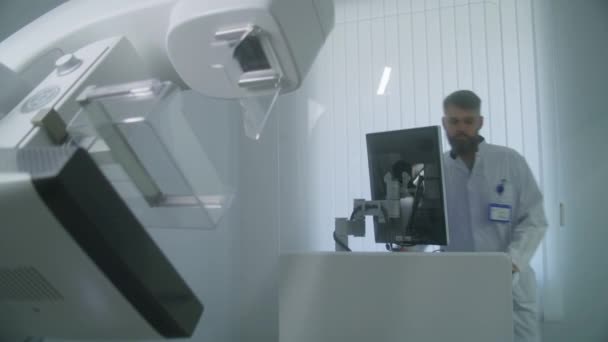 Zaporizhya Ukraine June 2023 Hospital Radiology Room 专业医生使用计算机 然后在乳房X光检查前 为病人建立数字乳房X光扫描仪 — 图库视频影像