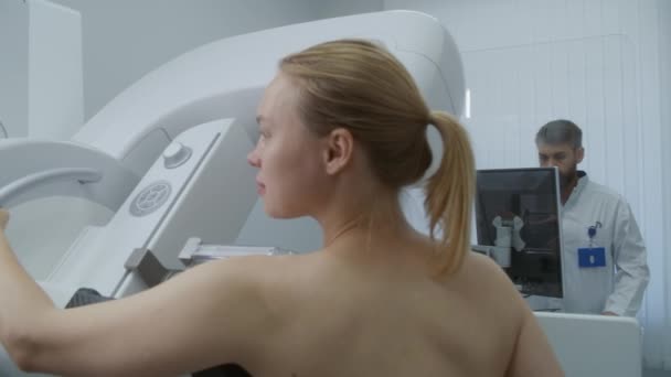 Dorosła Kobieta Stoi Topless Podczas Skanowania Mammograficznego Sali Radiologicznej Szpitala — Wideo stockowe