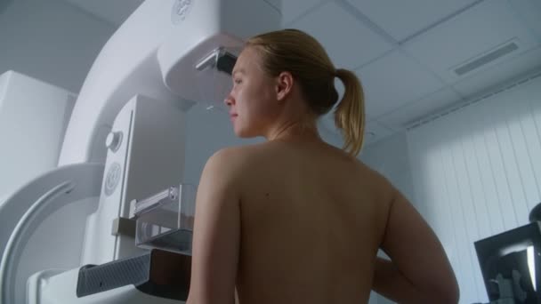 成年妇女赤身裸体在诊所放射科接受乳房X线透视检查 男医生用计算机调整乳房X线照相机 乳腺癌的预防 现代光明医院 — 图库视频影像