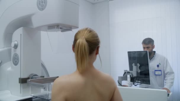 Biała Dorosła Kobieta Stoi Topless Szpitalnej Sali Radiologicznej Pacjentka Poddawana — Wideo stockowe