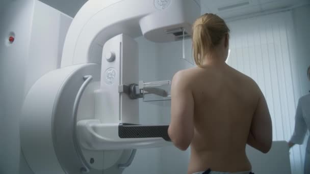 Szpitalna Sala Radiologiczna Dorosła Kobieta Stoi Topless Przygotowując Się Procedury — Wideo stockowe
