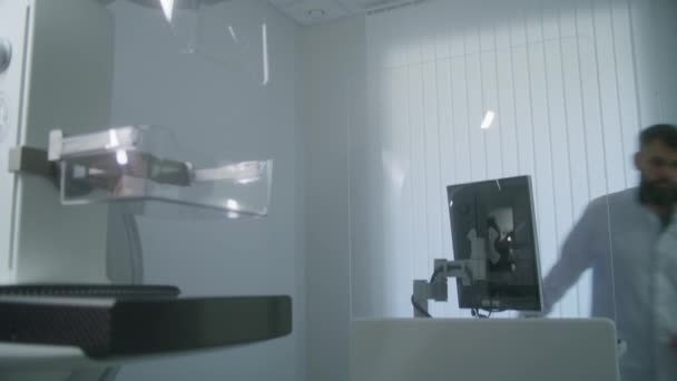 Zaporizhya Ukraine June 2023 Hospital Radiology Room 专业的男医生使用计算机 然后在乳房X线平片检查前调整数字乳房X线平片机 乳腺癌 — 图库视频影像
