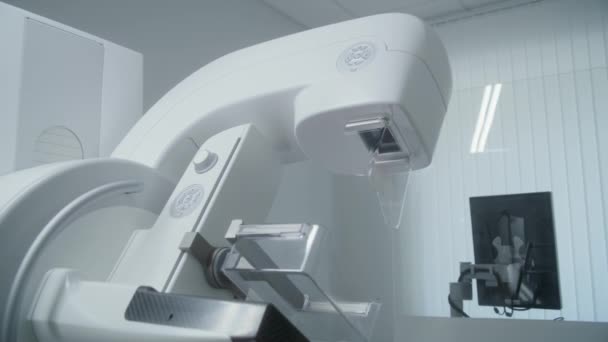 방사선학 의사는 컴퓨터를 사용하고 유방조영술 환자를 디지털 유방조영술 스캐닝 기계를 — 비디오