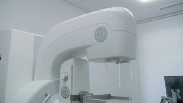 Яркая Больничная Радиологическая Комната Цифровая Маммографическая Рентгеновская Сканирующая Машина Проведения — стоковое видео