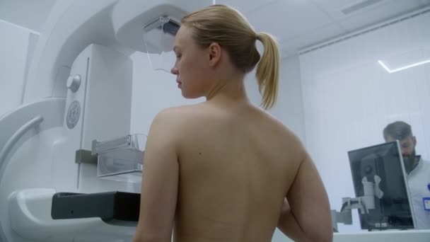 Felnőtt Félmeztelenül Áll Egy Mammográfia Vizsgálaton Kórházi Radiológiai Szobában Radiológus — Stock videók