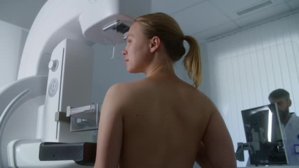 Kafkasyalı Yetişkin Kadın Hastane Radyoloji Odasında Üstsüz Duruyor Modern Klinikte — Stok video