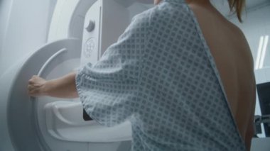 Hastane radyoloji odası. Mammografi taraması sırasında klinikteki beyaz kadın ayakta duruyor. Kadın doktor prosedürü tamamlar, modern mamogram makinesini kapatır. Göğüs kanseri önleme.