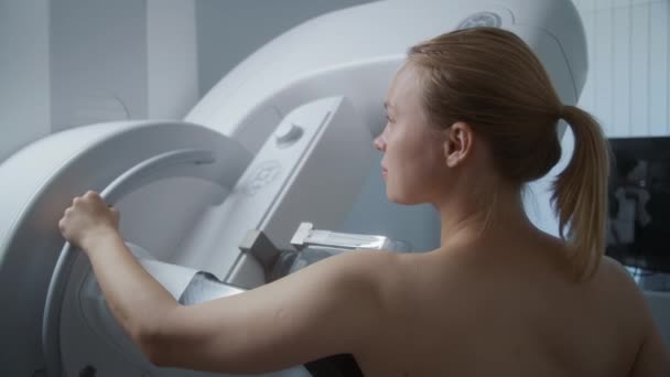 白人成年妇女赤身裸体站在诊所放射科病房 采用数字乳房X线摄影检查诊断的女性病人 乳腺癌的预防 现代医院设备 — 图库视频影像