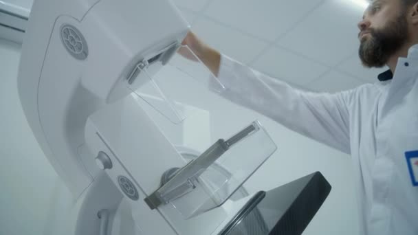 Nemocniční Radiologie Profesionální Lékař Nastaví Digitální Mamografický Skener Pro Pacienta — Stock video