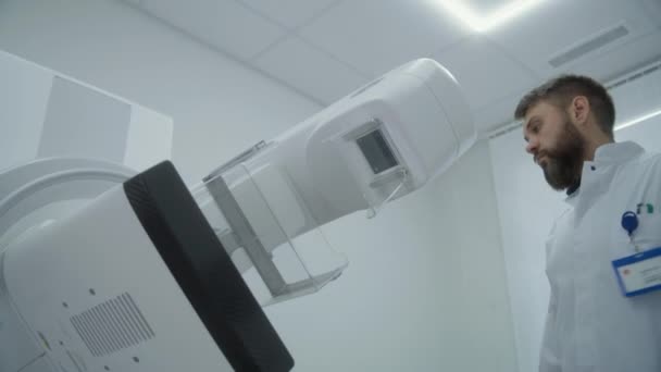 Zaporizhya 우크라이나 2023년 30일 방사선학 의사는 진료소에서 유방조영술 디지털 유방조영술 — 비디오