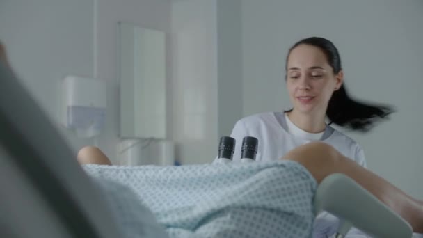 诊所的妇科病房 女妇科医生使用阴道镜 对病人进行检查 阴道镜检查时 妇女躺在妇科椅子上 准备怀孕 现代医院 — 图库视频影像