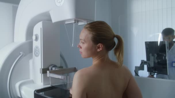 Vit Vuxen Kvinna Står Topless Kliniken Radiologi Rum Kvinnlig Patient — Stockvideo