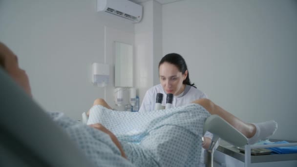 Sala Ginecologia Hospital Ginecologista Feminina Usa Colposcópio Faz Testes Paciente — Vídeo de Stock