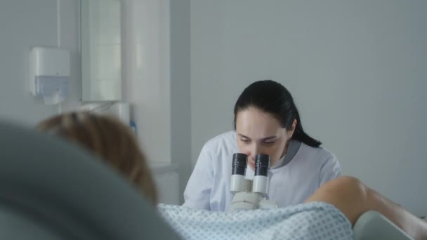 Γυναικολογικό Δωμάτιο Στο Σύγχρονο Νοσοκομείο Γυναίκα Γιατρός Χρησιμοποιεί Κολποσκόπιο Κάνει — Αρχείο Βίντεο