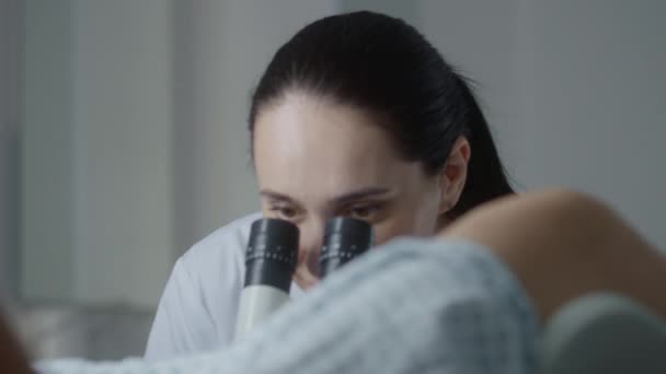 Gynekologická Místnost Moderní Nemocnici Ženská Gynekoložka Používá Koloskop Dělá Testy — Stock video