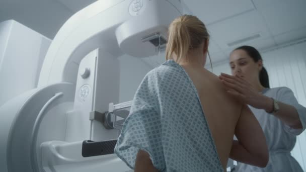 Hastane Radyoloji Odası Mammografi Taraması Sırasında Klinikteki Beyaz Kadın Ayakta — Stok video
