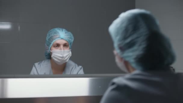Kirurg Uniform Rengör Händerna Före Operationen Och Tittar Spegeln Kvinnlig — Stockvideo