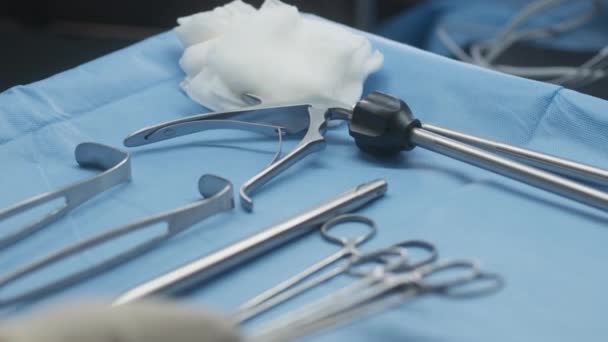 Zbliżenie Ujęcia Stołu Profesjonalnymi Narzędziami Chirurgicznymi Podczas Operacji Personel Medyczny — Wideo stockowe