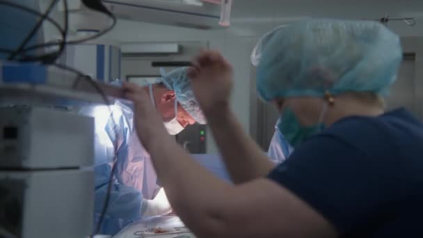 Ervaren Mannelijke Chirurg Uniform Trekt Snijlijn Voor Operatie Artsen Verpleegkundigen — Stockvideo