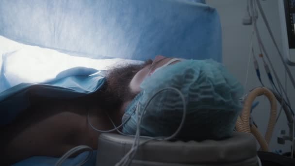 Detailní Záběr Mužského Pacienta Ležícího Stole Anestezii Dýchací Trubicí Během — Stock video