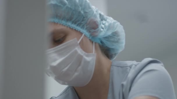 Professional Surgeon Uniform Washes Hands Surgery Female Medic Prepares Performing — Stock Video