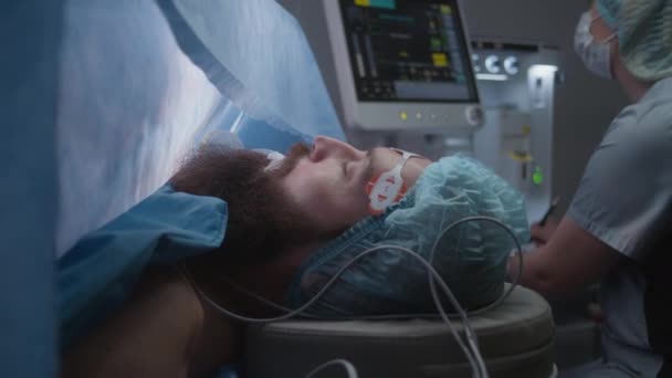 Gros Plan Patient Allongé Sur Une Table Chirurgicale Sous Anesthésie — Video