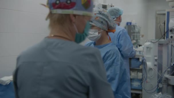 Profesjonalni Chirurdzy Pielęgniarki Stoją Sali Operacyjnej Długiej Operacji Sanitariuszki Oczyszczają — Wideo stockowe