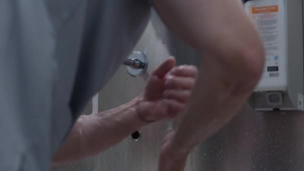 Chirurgien Uniforme Lave Les Mains Avant Chirurgie Regarde Miroir Homme — Video