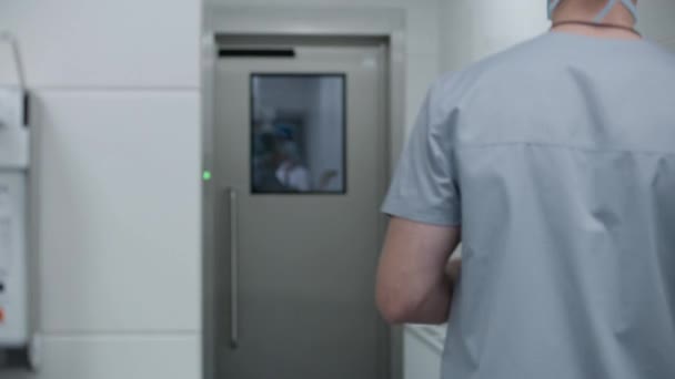 Pohled Zezadu Chirurga Přicházejícího Operační Sál Umytí Rukou Tým Chirurgů — Stock video