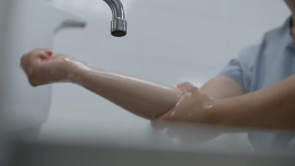 Chirurg Mundurze Myje Ręce Mydłem Przed Operacją Sanitariuszka Przygotowuje Się — Wideo stockowe