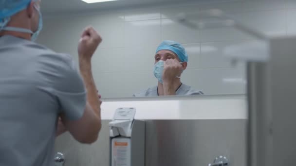 Chirurgien Uniforme Nettoie Les Mains Avec Savon Avant Chirurgie Homme — Video
