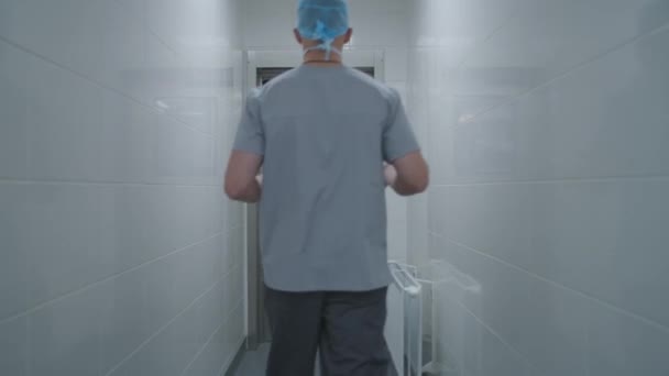 Cirurgião Chega Sala Cirurgia Depois Limpar Mãos Veste Jaleco Equipe — Vídeo de Stock