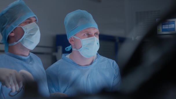 Πρόσωπο Κοντά Δύο Χειρουργούς Ρόμπες Εργαστηρίου Χρησιμοποιώντας Λαπαροσκόπιο Κατά Διάρκεια — Αρχείο Βίντεο