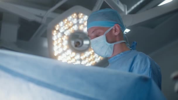 在准备心脏移植手术的实验室外套中 面对着外科医生的近视 护士和医护人员对严重受伤的病人进行外科手术 现代诊所的医务人员 — 图库视频影像