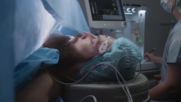 Homem Adulto Com Tubo Respiratório Sob Anestesia Encontra Mesa Sala — Vídeo de Stock