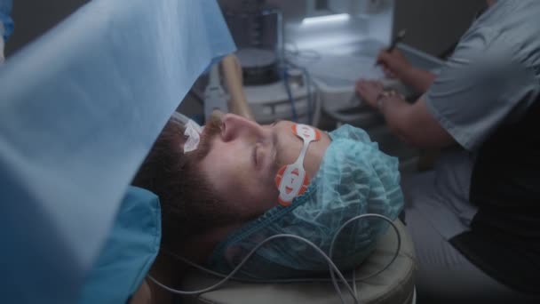 Gros Plan Visage Patient Pendant Opération Homme Repose Sur Table — Video