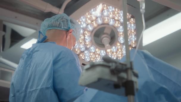 Επαγγελματίας Ενήλικος Χειρουργός Χειρουργική Στολή Χειρουργεί Ασθενή Συνάδελφο Και Μιλά — Αρχείο Βίντεο